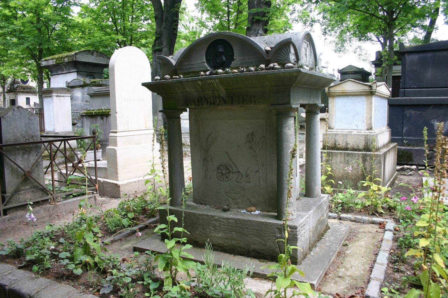 Antoine-Augustin%20Parmentier%27s%20tomb%2C%20Pere%20Lachaise%20Cemetery%2C%20Paris%20-%2001.JPG